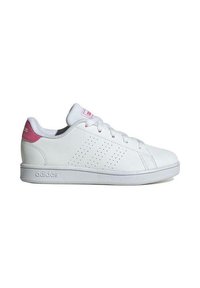 Zapatilla blanca de cuero con acento rosa en el talón, rayas laterales perforadas, puntera redonda, suela blanca plana y cierre con cordones. Logo de la marca en la lengua.