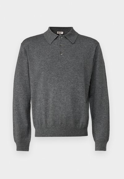 Dunkelgraues Langarm-Polohemd mit Kragen, Drei-Knopf-Leiste, gerippten Bündchen und Saum. Weiche Textur mit klarem Design.