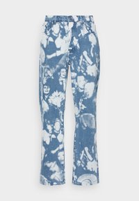 Siniset farkut, joissa on valkoisia abstrakteja kuvioita sisältävä tie-dye-kuviointi. Housuissa on suora lahkeensuu ja perinteinen viiden taskun malli.