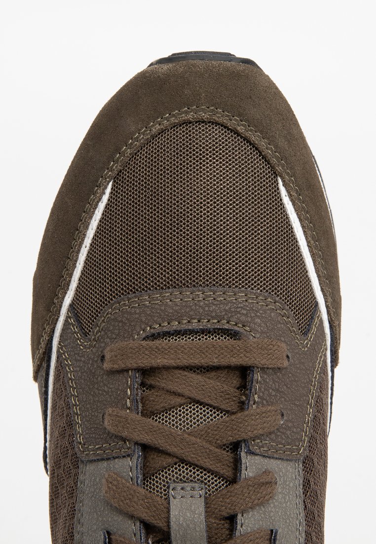 Braune Wildleder- und Mesh-Sneaker mit runder Zehenpartie, strukturierten Paneelen, gepolstertem Zunge und braunen Schnürsenkeln. Mit weißen und grauen Akzenten.
