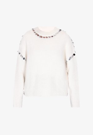 Hvid strikket sweater med rund halsudskæring, prydet med metalliske cirkeludsmykninger langs skuldrene. Blød tekstur og kort model.