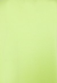 Fond en tissu lisse vert clair uni sans motifs ni objets visibles.