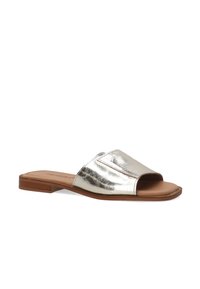 Metallic sølv slide sandal med en bred overdækning, brun indersål og flad sål. Glat tekstur med minimale designfunktioner.