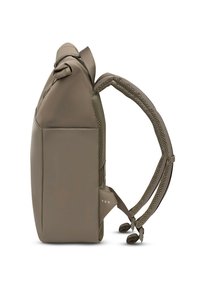 Brauner Nylon-Rucksack mit einer schlanken Form, strukturierten Mesh-Trägern und minimalen Details an der Seite. Verschluss durch einen Riemen gesichert.