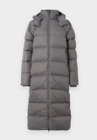 Donkergrijze puffercoat met een lange lengte, gequilt ontwerp, hoge kraag, ritssluiting en zijzakken. Zacht, geïsoleerd materiaal.