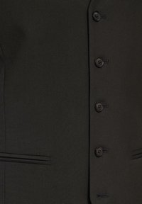 Schwarze Weste aus glattem Stoff mit fünf schwarzen Knöpfen und zwei unteren Taschen. Sie hat eine strukturierte, taillierte Form mit dezenten Nähten.