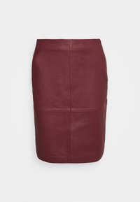 Bordeauxroter Lederbleistiftrock mit glatter Textur, figurbetonter Passform und Steppnähten, mittellangem Design und ohne sichtbare Verschlüsse.