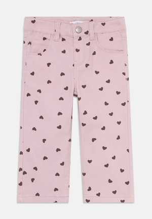 Ružové džínsy so hnedými srdiečkovými vzormi, s prednými vreckami, zapínaním na gombík a rovnými nohavicami.