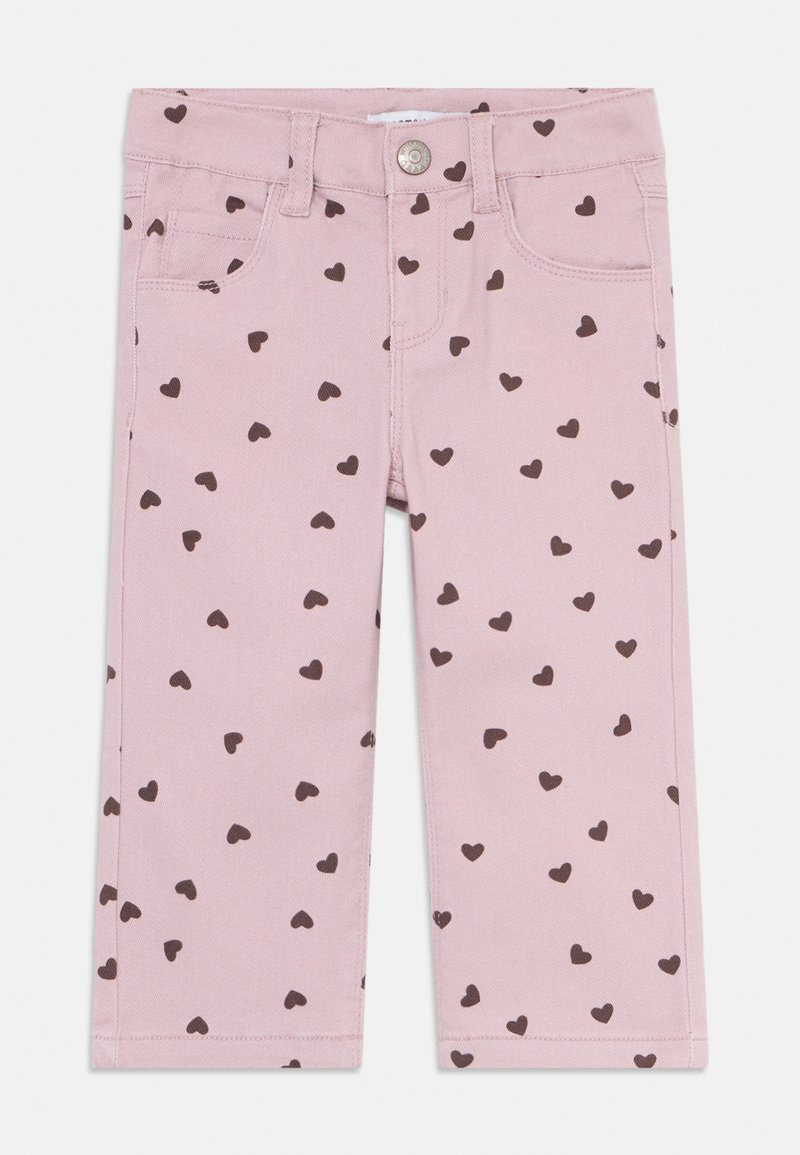 Roza kavbojke z rjavimi srčastimi vzorci, z zadnjimi žepi, gumbom za zapiranje in naravnim krojem.