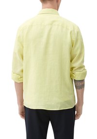 s.Oliver MIT BUTTON DOWN KRAGEN - Hemd - limettengrün