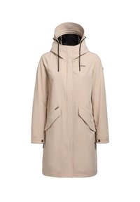 Parka beige imperméable avec un col haut, une capuche ajustable et de grandes poches frontales. Présente des surpiqûres contrastées et des accents de quincaillerie noirs.
