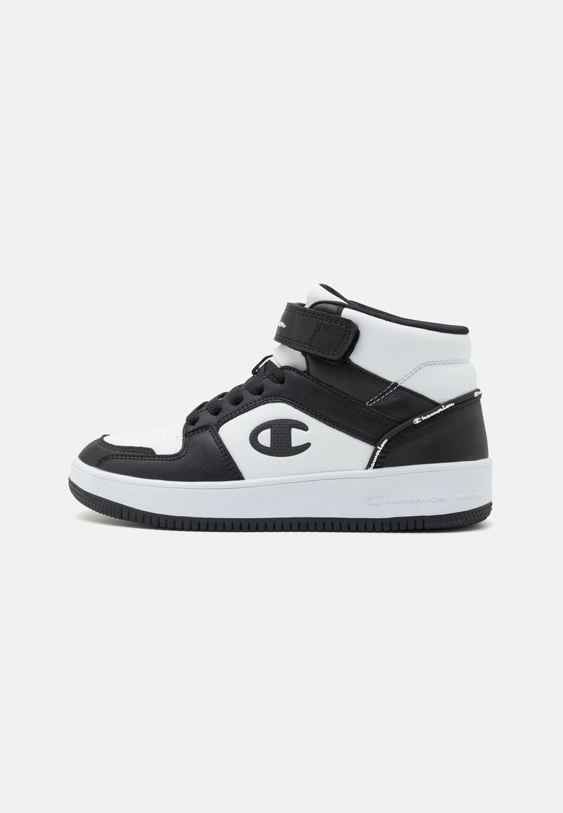 Høytop sneakers i svart og hvitt lær. Har et teksturert design, snøring foran, borrelåsstropp og logo på siden. Gummisåle.