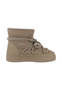 Beige mocka- och läderankelstövel med mjukt innertyg, med chunky flätade snören, sticksömmar och en strukturerad gummisula.