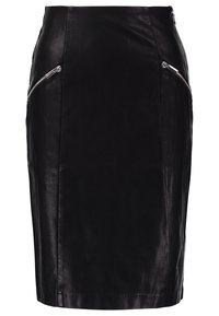 Jupe crayon en faux cuir noir avec deux poches zippées en diagonale argentées sur le devant et une coupe droite.