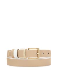 Cinturón de cuero sintético beige con una hebilla rectangular dorada brillante, que presenta un acento blanco y múltiples agujeros de ajuste a lo largo de su longitud.