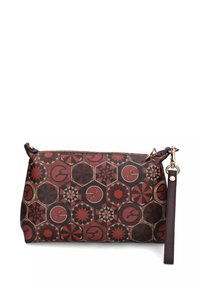 Piccola pochette rettangolare con chiusura a zip, decorata con motivi geometrici di stelle e cerchi rossi e marroni, e una tracolla staccabile di colore marrone scuro.