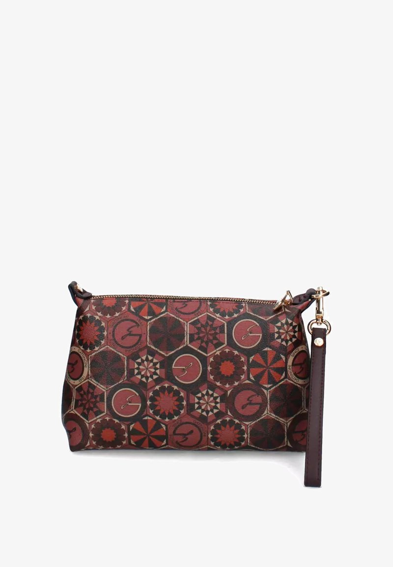 Piccola pochette rettangolare con chiusura a zip, decorata con motivi geometrici di stelle e cerchi rossi e marroni, e una tracolla staccabile di colore marrone scuro.