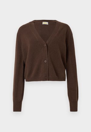 Brązowy, krótki kardigan z dekoltem w serek, długimi rękawami i trzema guzikami z przodu. Miękka tekstura i prążkowane mankiety.