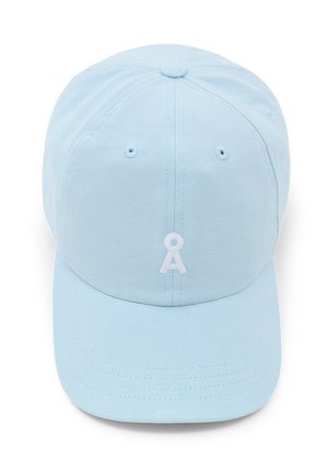 Casquette de baseball bleu clair avec un symbole blanc en forme de trou de serrure brodé au centre du panneau frontal, tissu texturé et bord cousu.