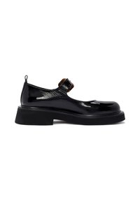 Zapato Mary Jane de charol negro con un bajo tacón cuadrado, que presenta una punta redonda y una correa ajustable con una hebilla decorativa.