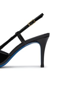 Decolletè slingback in pelle verniciata nera con punta affusolata, decorato con una fibbia dorata e dotato di una suola blu a contrasto.