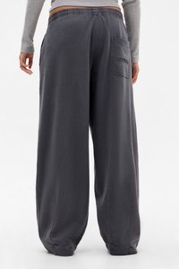 Baggie grå sweatpants lavet af blødt stof, med elastisk talje, sidelommer og en baglomme med logo-broderi.