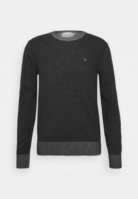Maglione grigio scuro a maniche lunghe con collo a giro. Presenta un logo discreto sul petto e polsini e orlo a coste in contrasto. Texture morbida.