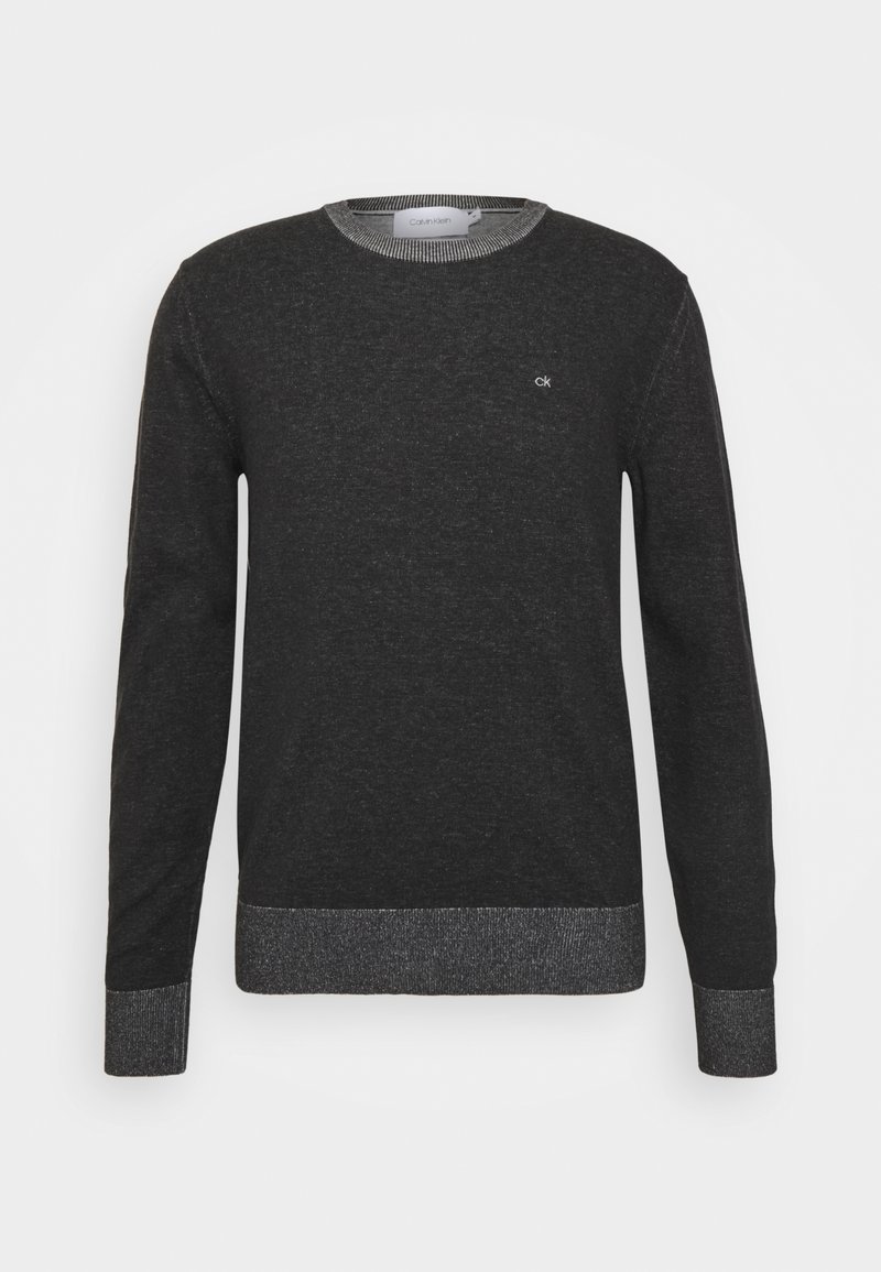 Maglione grigio scuro a maniche lunghe con collo a giro. Presenta un logo discreto sul petto e polsini e orlo a coste in contrasto. Texture morbida.