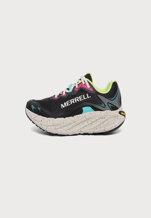 Zapatilla de running negra Merrell con suela gruesa blanca con motas, forro interior verde neón y detalles coloridos en rosa y azul.