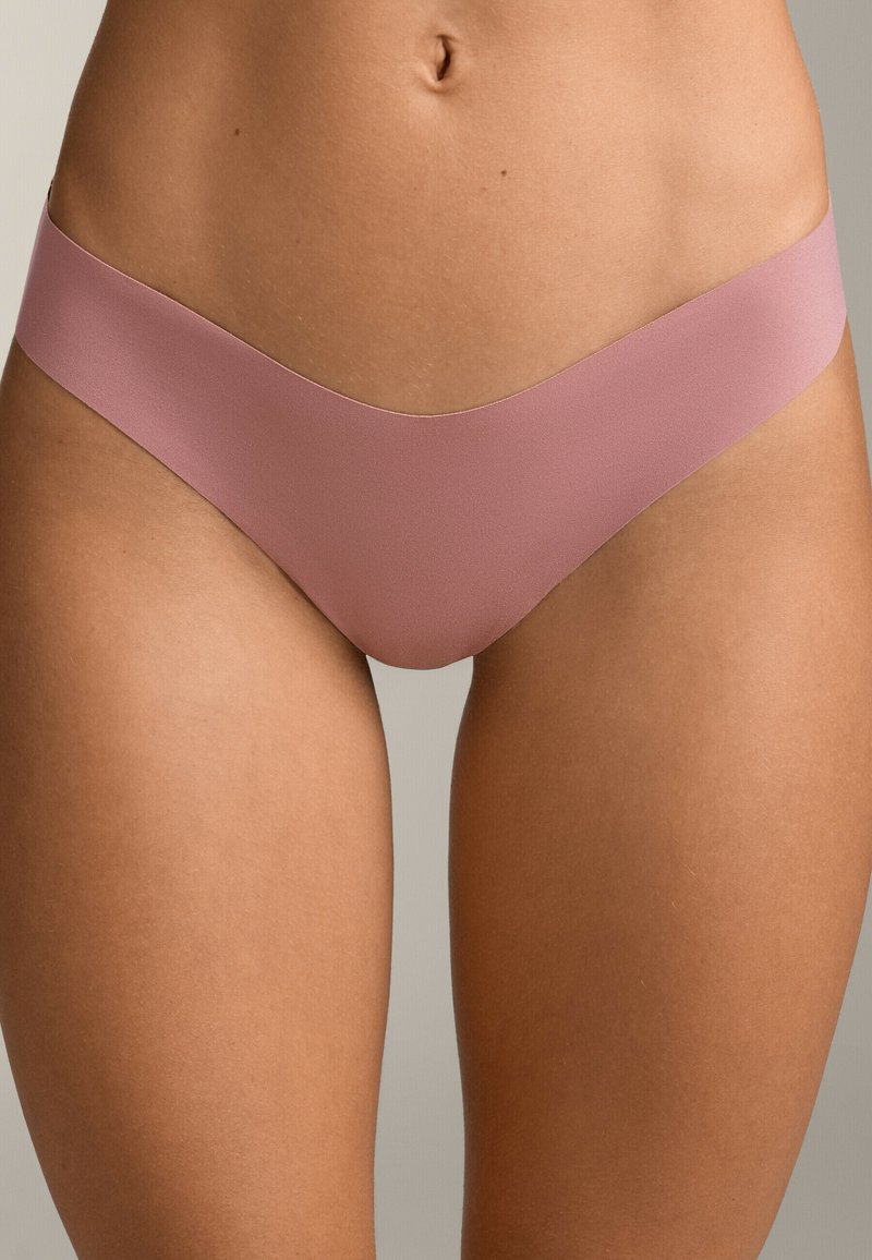 Rosa nahtlose Bikiniunterwäsche mit glatter Textur und breitem Bund, die ein minimalistisches Design ohne zusätzliche Verzierungen aufweist.