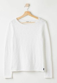 Weißer langärmeliger Pullover aus strukturiertem Strickstoff, mit rundem Halsausschnitt und einem kleinen Logo-Tag an der unteren Seite.