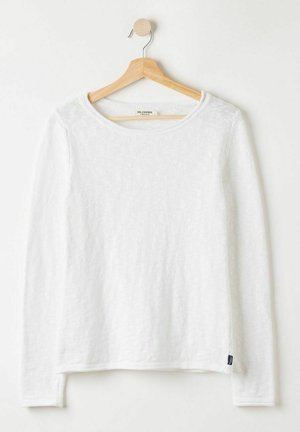 Baltas ilgomis rankovėmis megztinis, pagamintas iš tekstūruoto megztinio audinio, su apvaliu kaklu ir maža logotipo etikete apatiniame šone.