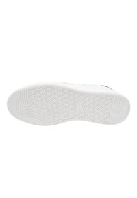 Sole di sneaker bianca con un motivo testurizzato, caratterizzata da scanalature e piccole sezioni rialzate per una migliore aderenza. Design minimalista, senza branding visibile.