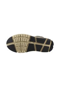 Podeszwa czarno-beżowego sneakersa z teksturowanym wzorem gripu oraz widocznym logo Geox na części piętowej.