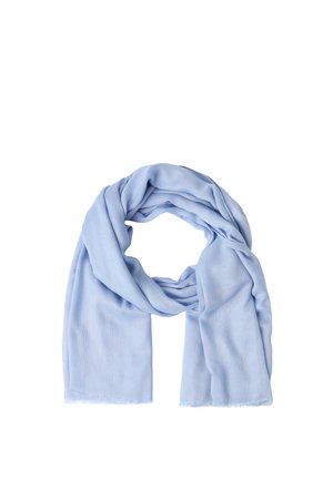 Miękki, jasnoniebieski szalik luźno złożony z postrzępionymi krawędziami na białym tle.