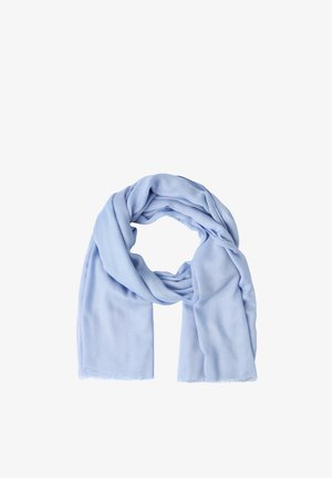 Écharpe bleu clair douce, pliée lâchement avec des bords effilochés sur fond blanc.