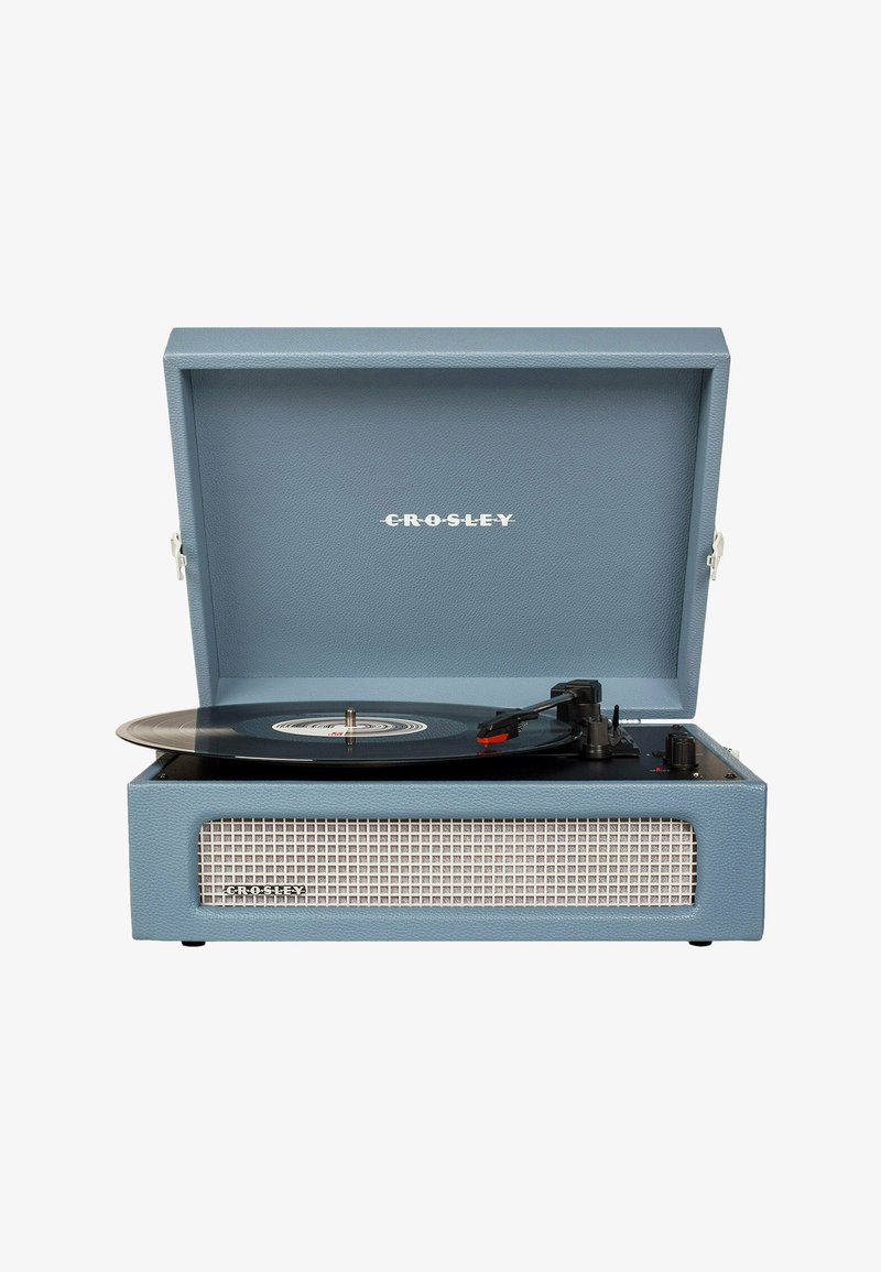 Tourne-disque Crosley dans un étui texturé bleu clair avec une façade de haut-parleur à motif en grille, un disque vinyle visible et un bras de lecture réglable.