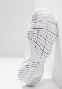 Nike Performance Scarpe da corsa su strada - white