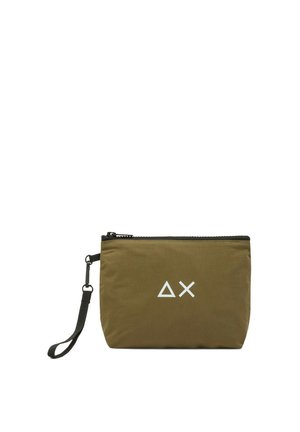 Bustina verde oliva con zip, cinturino da polso nero e simboli bianchi sulla parte anteriore che somigliano a un triangolo e a una X.