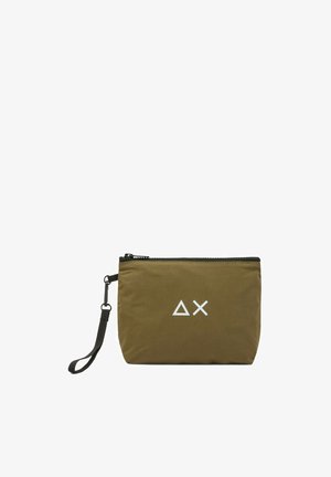 Bustina verde oliva con zip, cinturino da polso nero e simboli bianchi sulla parte anteriore che somigliano a un triangolo e a una X.