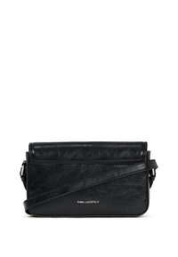 Čierna crossbody taška vyrobená z textúrovaného syntetického materiálu, s klapkou na uzatváranie, nastaviteľným popruhom a detailom s logom značky na prednej strane.