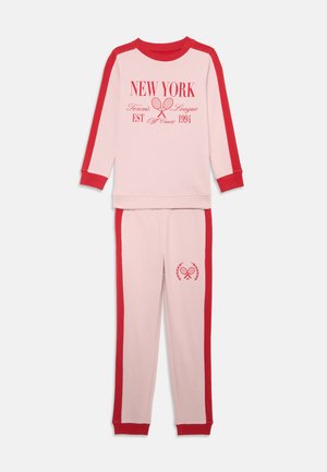 Rosa Baumwoll-Schlafanzugset mit roten Akzenten, langen Ärmeln, gerippten Bündchen und einem Grafikdruck "NEW YORK Tennis League EST 1994" auf dem Oberteil.