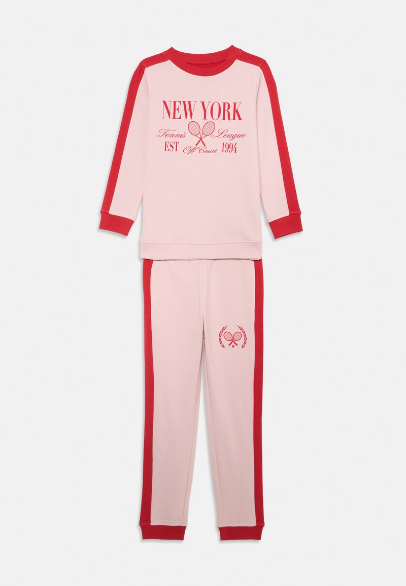 Różowy zestaw piżamowy z bawełny z czerwonymi akcentami, długimi rękawami, prążkowanymi mankietami oraz grafiką "NEW YORK Tennis League EST 1994" na górze.