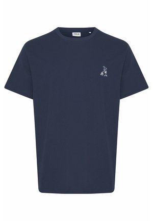 Mørkeblå bomull T-skjorte med rund hals og korte ermer; har et lite brodert design på venstre bryst.