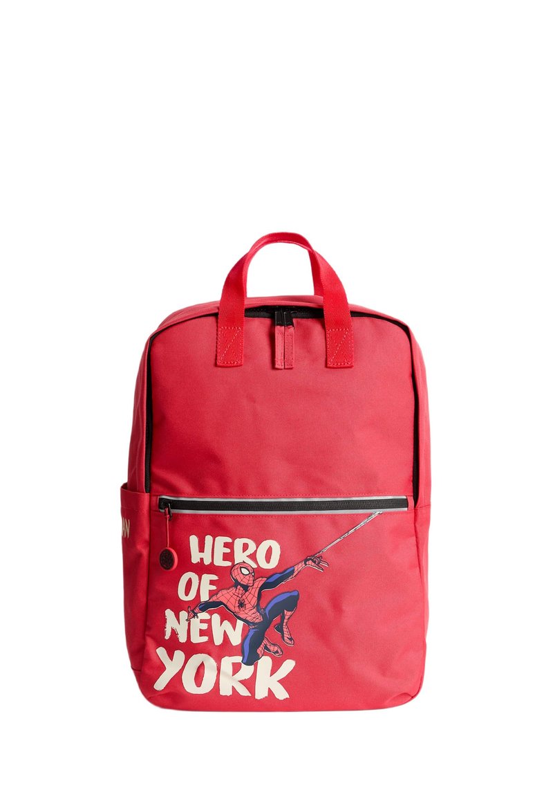 Röd ryggsäck med en Spider-Man-illustration, med en svart dragkedjeficka, dubbla topphandtag och texten "HERO OF NEW YORK." Hållbart material.