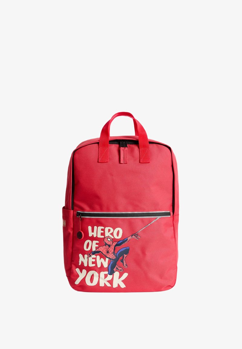 Röd ryggsäck med en Spider-Man-illustration, med en svart dragkedjeficka, dubbla topphandtag och texten "HERO OF NEW YORK." Hållbart material.