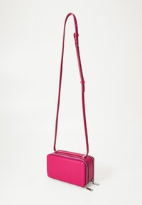 Fukszia színű, téglalap alakú, sima szintetikus anyagból készült crossbody táska, dupla cipzárral és állítható pánttal.