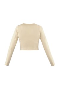 Beige, langärmliger Crop-Top aus dehnbarem Material mit rundem Halsausschnitt und glatter Textur, ausgestattet mit enganliegenden Ärmeln und einem sauberen Finish.