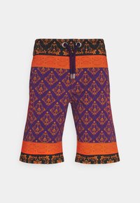 Lila shorts med ett utsmyckat orange mönster, svart midjeband med dragsko och kontrastdesign vid fållen.