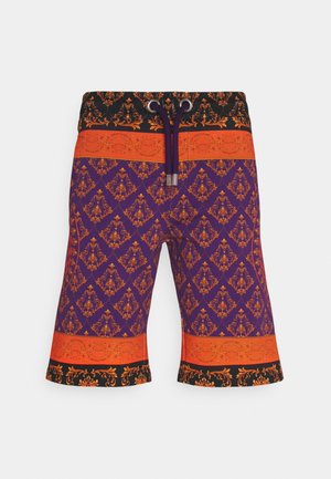 Fialové šortky s bohatým oranžovým vzorem, černým pasem se šňůrkou a kontrastními designovými prvky na lemu.